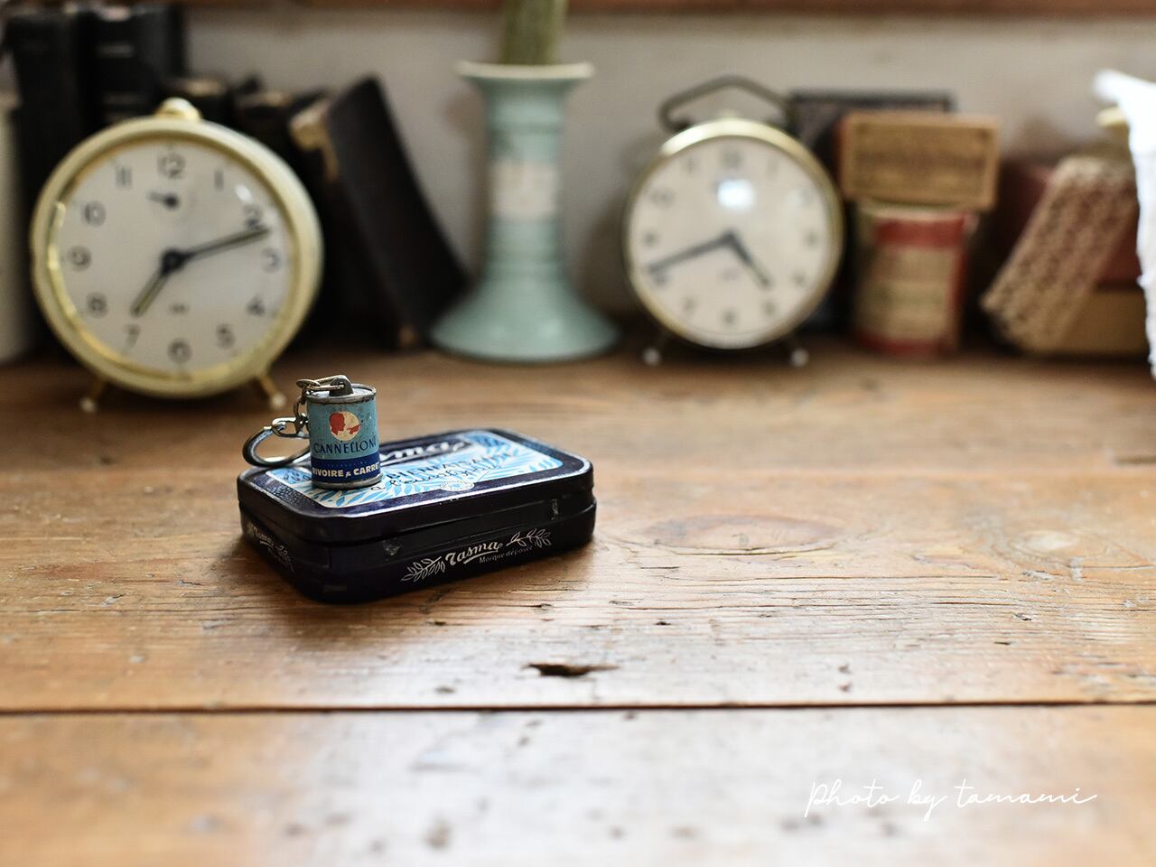 <セット商品>仏語の文字が入った小さなTin缶とキーホルダー フレンチブロカント