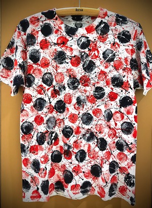 Freedom ドットシブキTシャツ(白地×黒＋赤モチーフ)