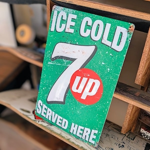 送料無料!ちょうどいいブリキ看板 【 7UP ( セブンアップ ) 】 METAL SIGN / メタルサイン / ブリキ看板 / サインボード / ビンテージ加工〚アメリカン雑貨 アメトイ〛