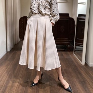 staggered pattern tuck flare skirt white