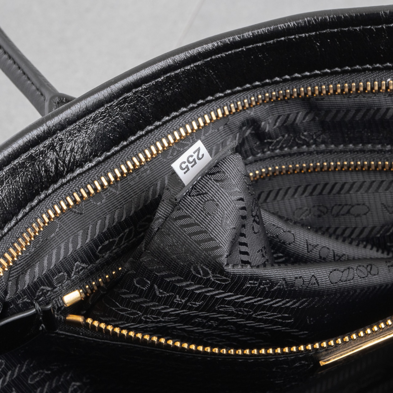 プラダ ボニー ラージ レザー ハンドバッグ ブラック レザー AW25