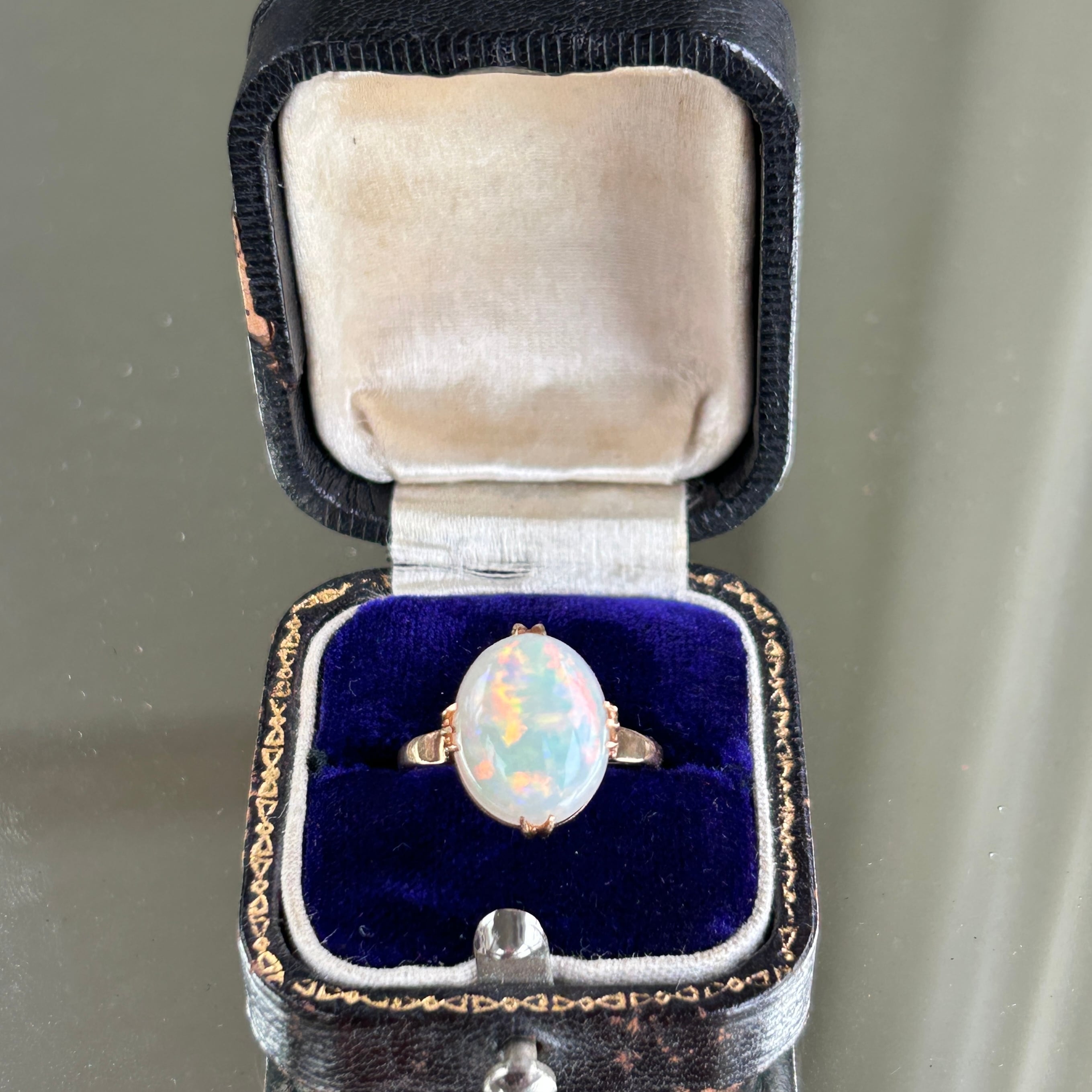 ヴィンテージ　K18　千本すかし端正なホワイトオパールのリング