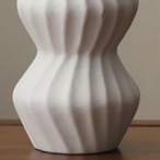 波状花瓶 ウェーブ花瓶 白い花瓶 セラミック花瓶 くびれ花瓶 波模様花瓶 モダン花瓶 立体模様花瓶 デザイン花瓶 インテリア花瓶 おしゃれ花瓶 陶器花瓶