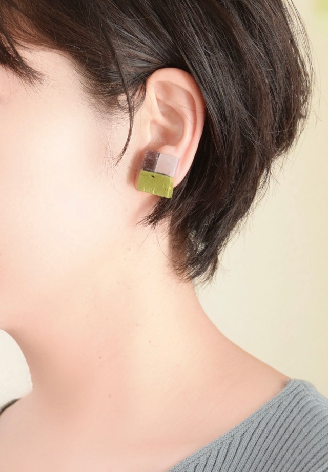 【ベーシック】イヤリングL　白×シルバー×緑クリア