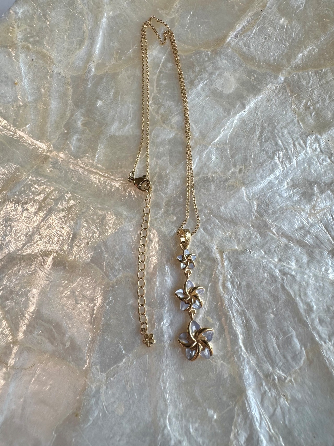 Triple Plumeria shell necklace Hawaiian jewelry(ハワイアンジュエリートリプルマザーオブパールプルメリアネックレス)