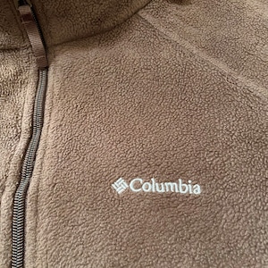 【Columbia】フリースジャケット ブラウン ワンポイントロゴ  刺繍ロゴ ジップアップ フルジップ XL コロンビア ライトアウター US古着