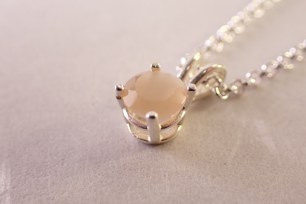 ピーチムーンストーンネックレス　0.79ct [D12‐163]