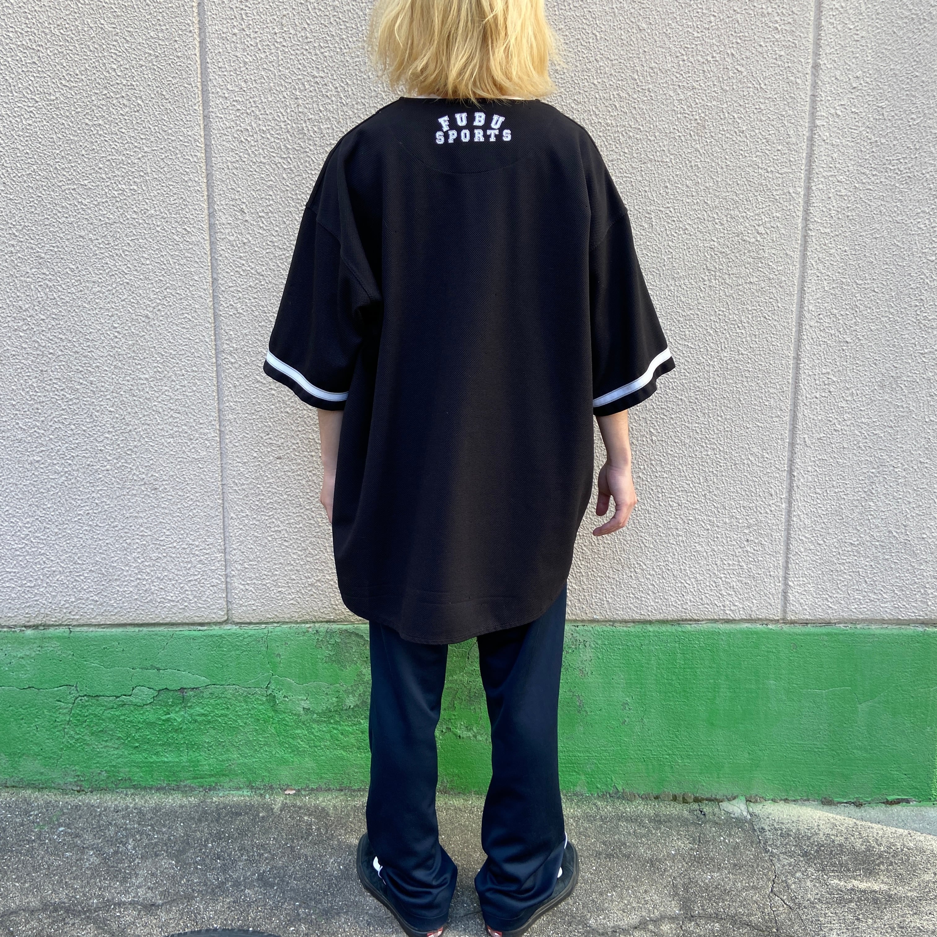 90s FUBU SPORTS 刺繍ワッペンロゴベースボールシャツ ブラック 90s FUBU SPORTS 刺繍ワッペンロゴベースボールシャツ ブラック