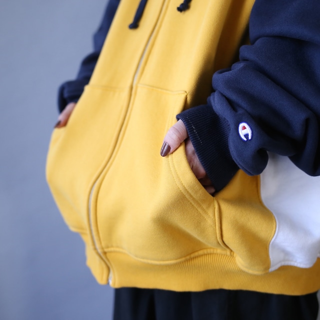 "Champion" 3-tone switching design over silhouette zip-up sweat parka