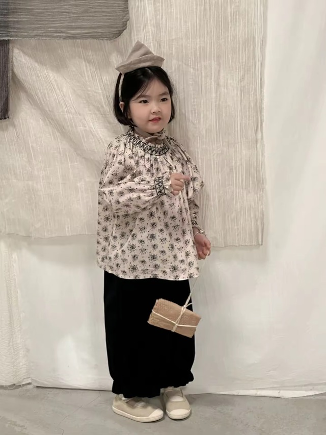 【取寄】スモッキングフリルが高見えする寒色がポイントの花柄ブラウス