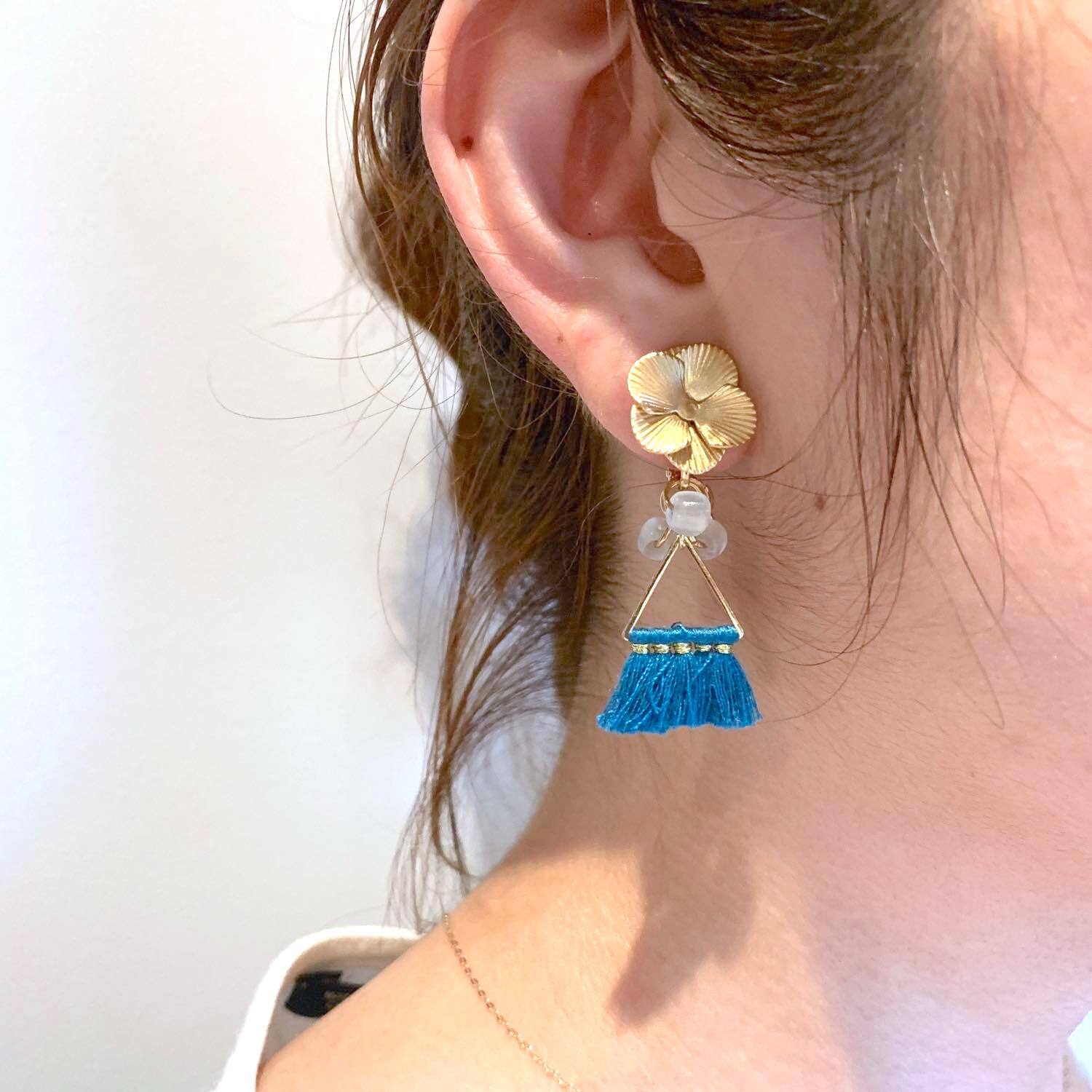 ゴールドお花トップと水色タッセル〈ピアス/イヤリング〉 | Dua