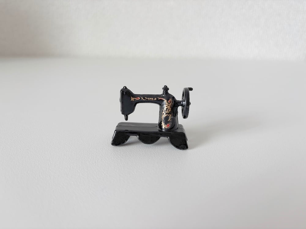 【フランス】ミニチュアのミシンの置物