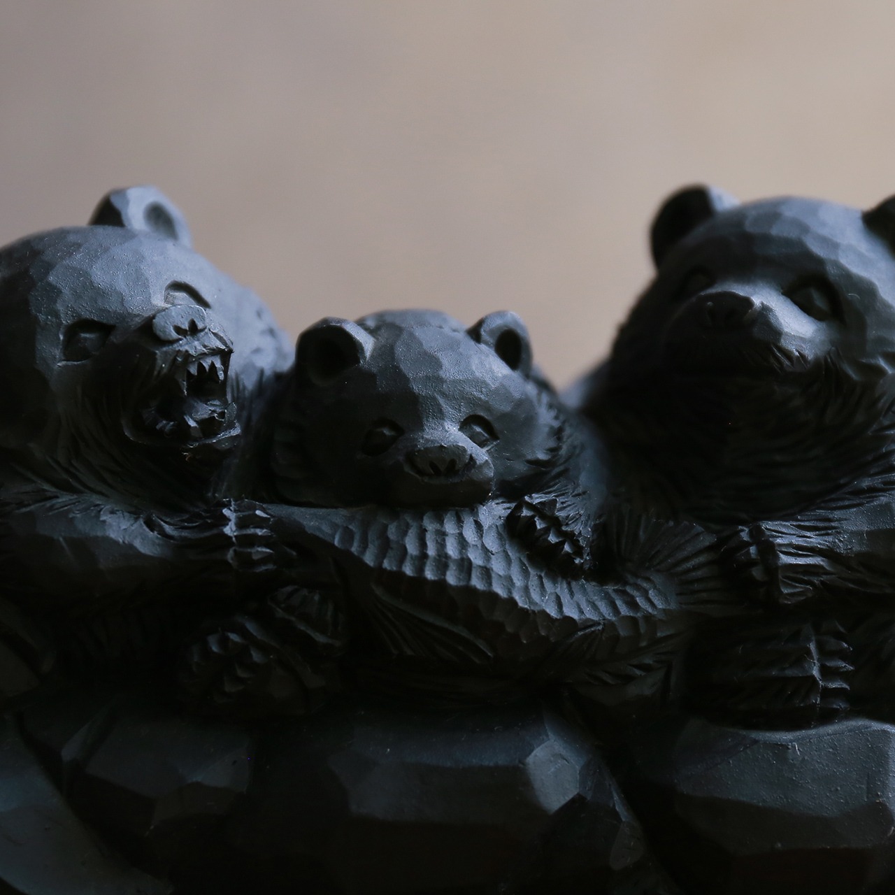仲良く食事中の、クマの家族