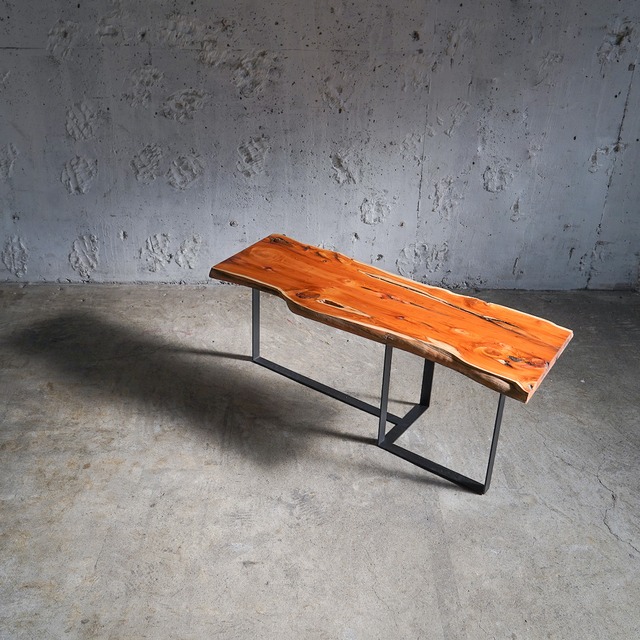 フォルムがおとなしめの一位の一枚板 ローテーブル