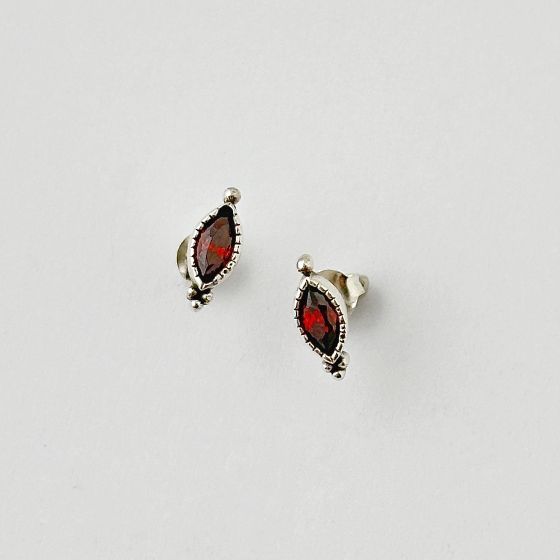 レッド ジルコニア マーキス／ドロップ スタッド ピアス. 小さめピアス