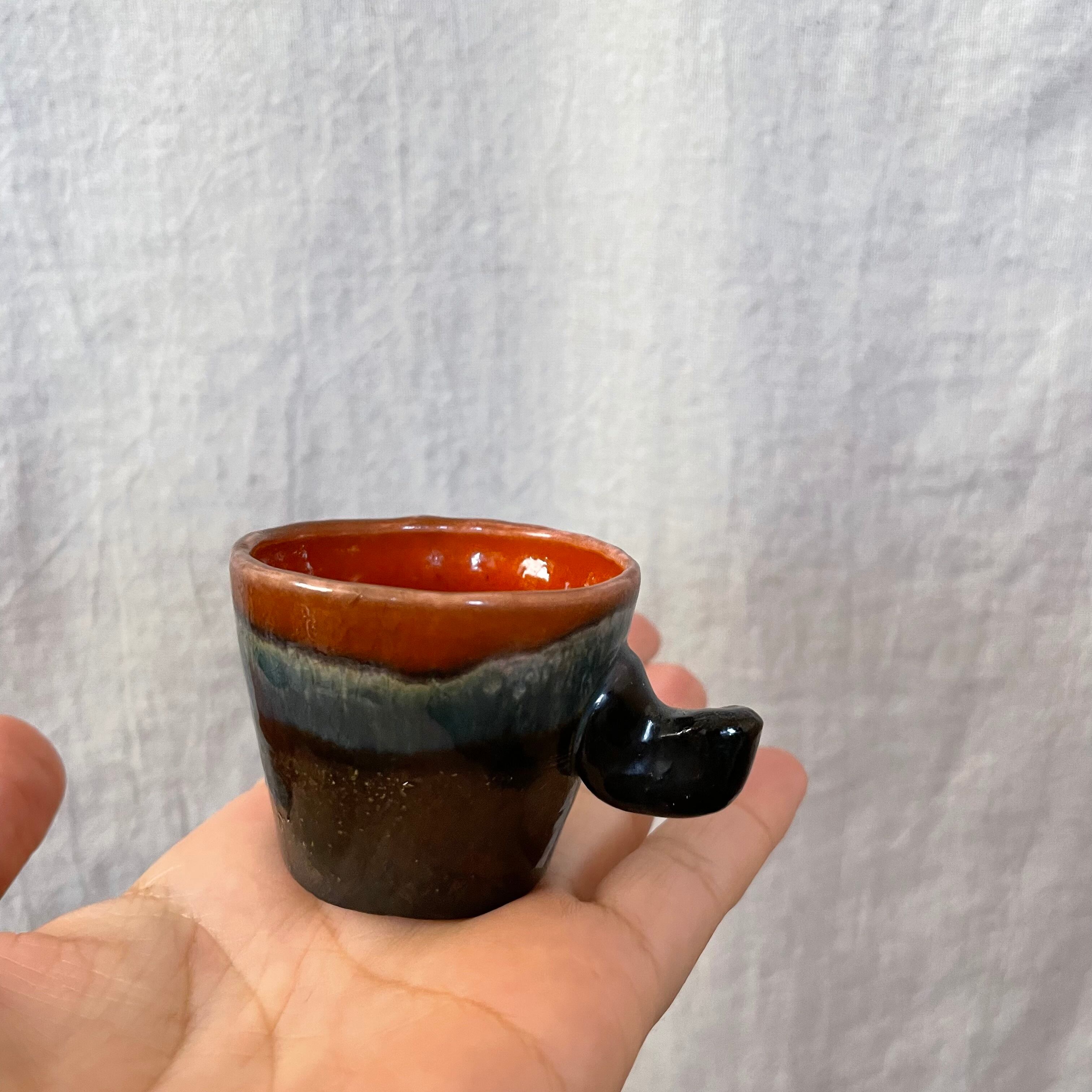 小さな取手付きの陶器