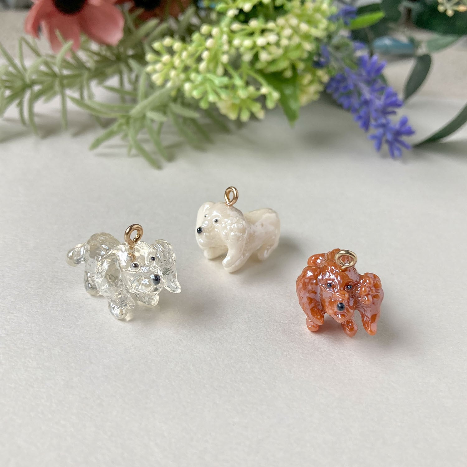 再入荷〉ねそべりプードルアクリルチャーム | Dua-アクセサリーパーツ
