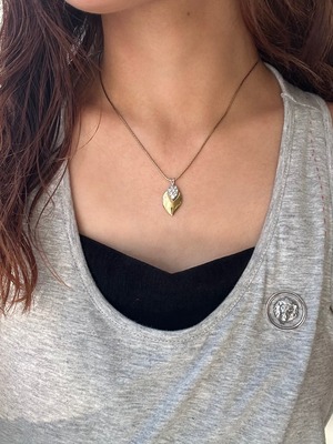 GIVENCHY / vintage gold reef motif necklace.