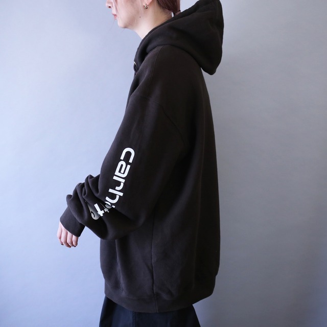 "Carhartt" sleeve logo printed over silhouette brown sweat parka