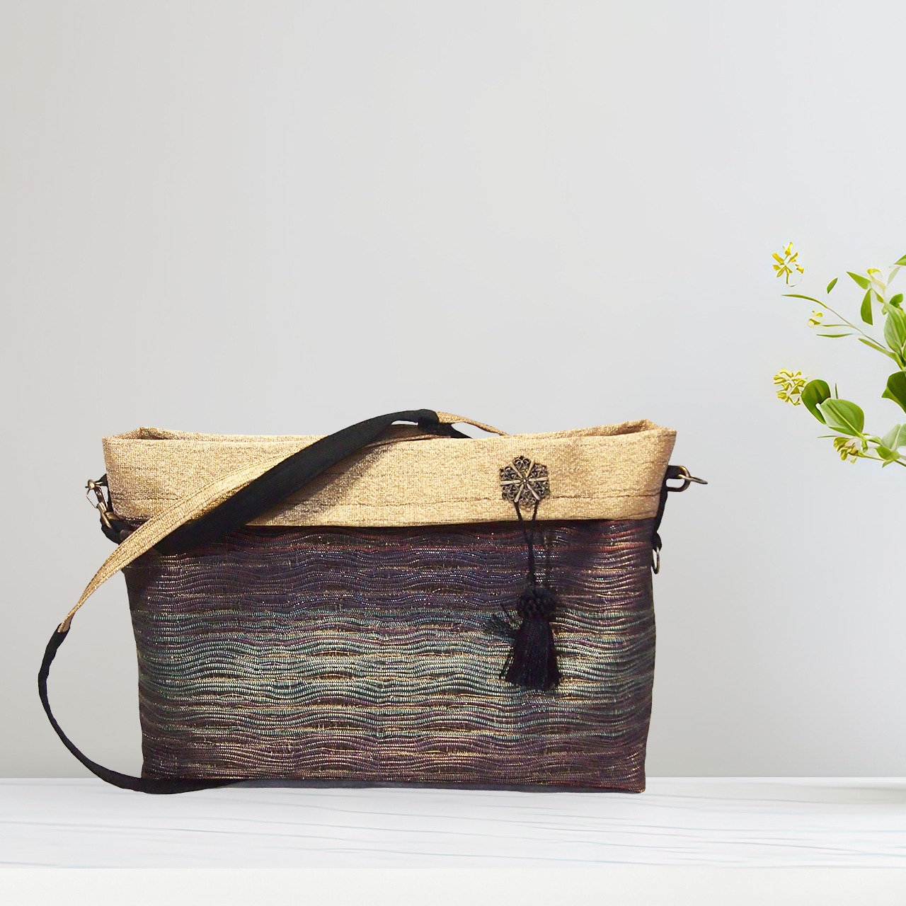 着物で作ったミニショルダーバッグ（ゴールドラメ／変り織ダブルフェイス）
