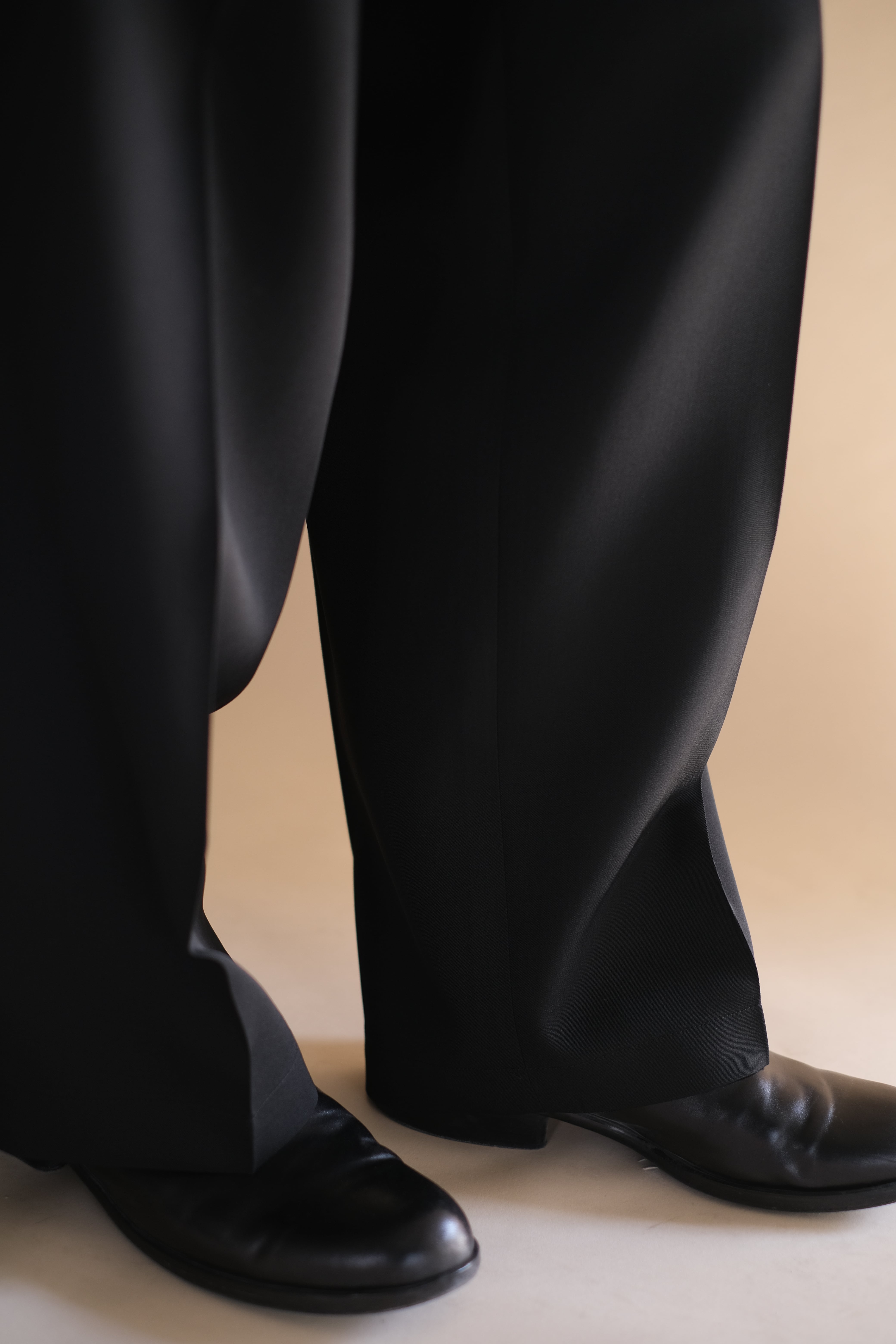 Graphpaper / Scale Off Wool Wide Slacks | LIVING