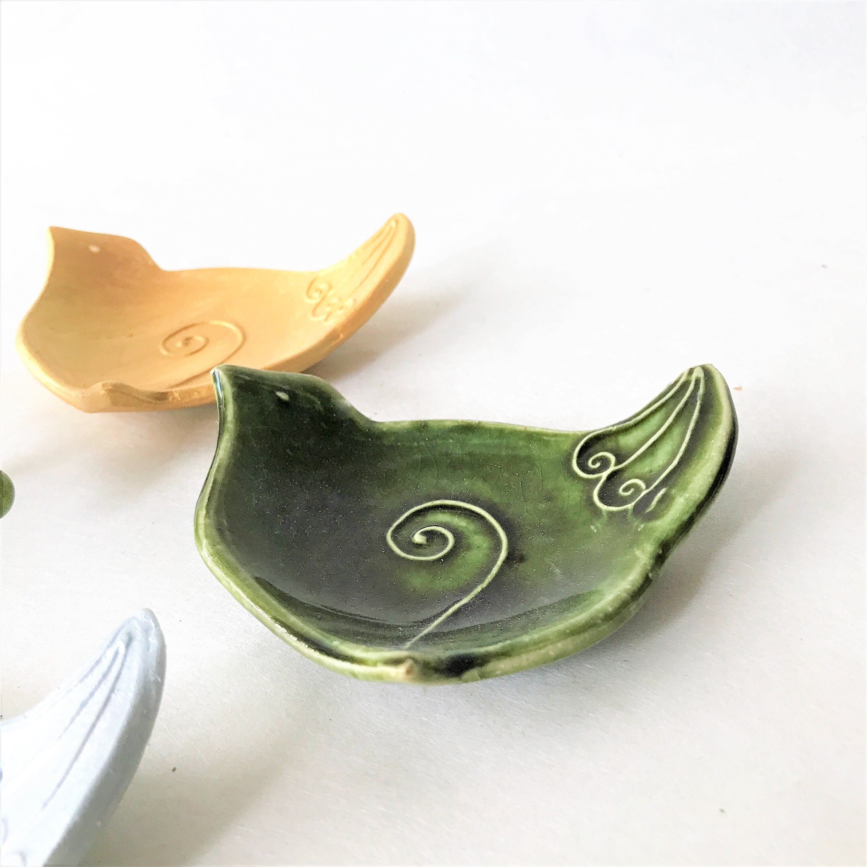 グリーン小鳥 豆皿スプーン フォークレスト | 武山窯の美味しいうつわ