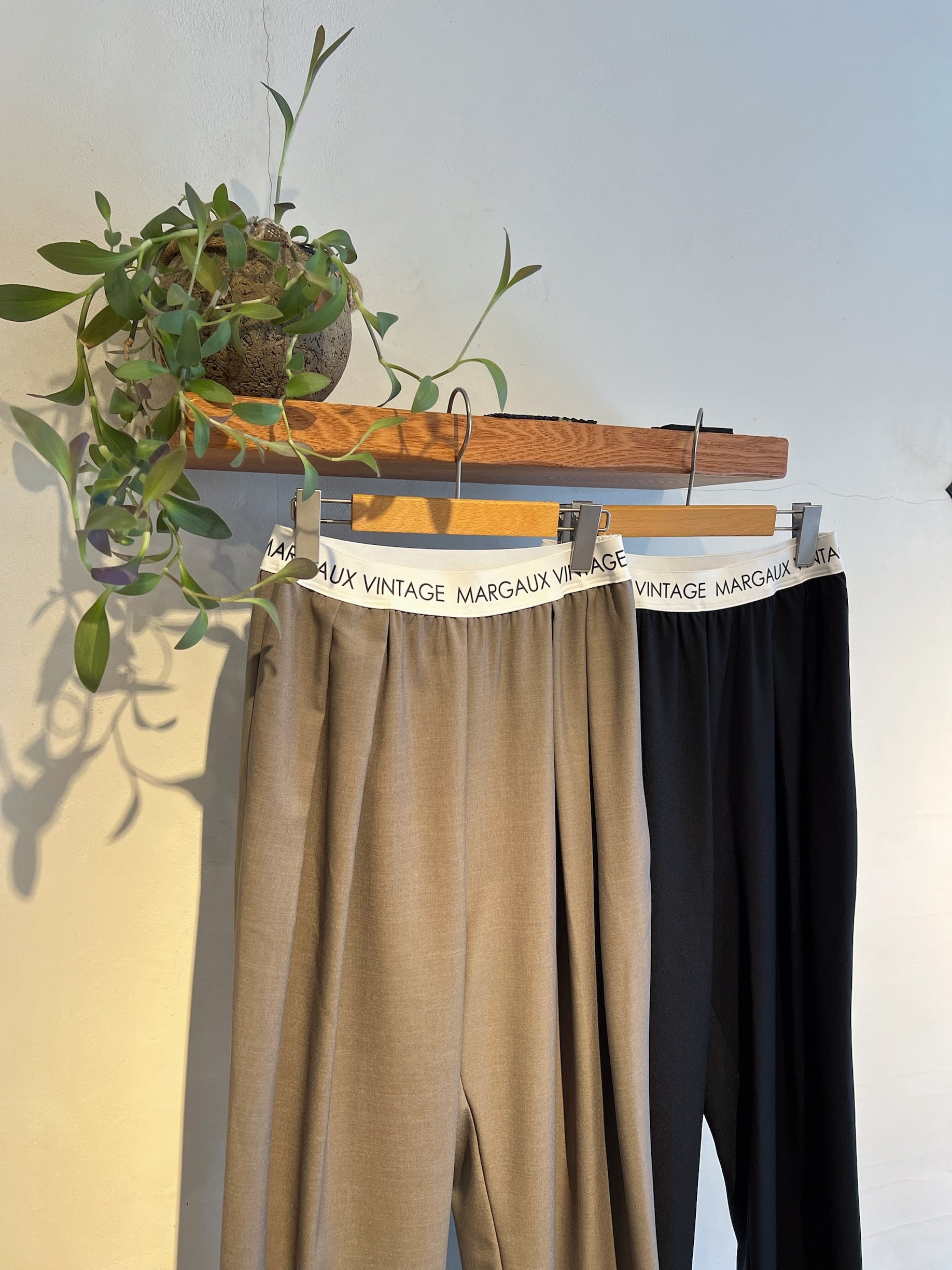 MARGAUX VINTAGE / ロゴウエストタックパンツ | anouk