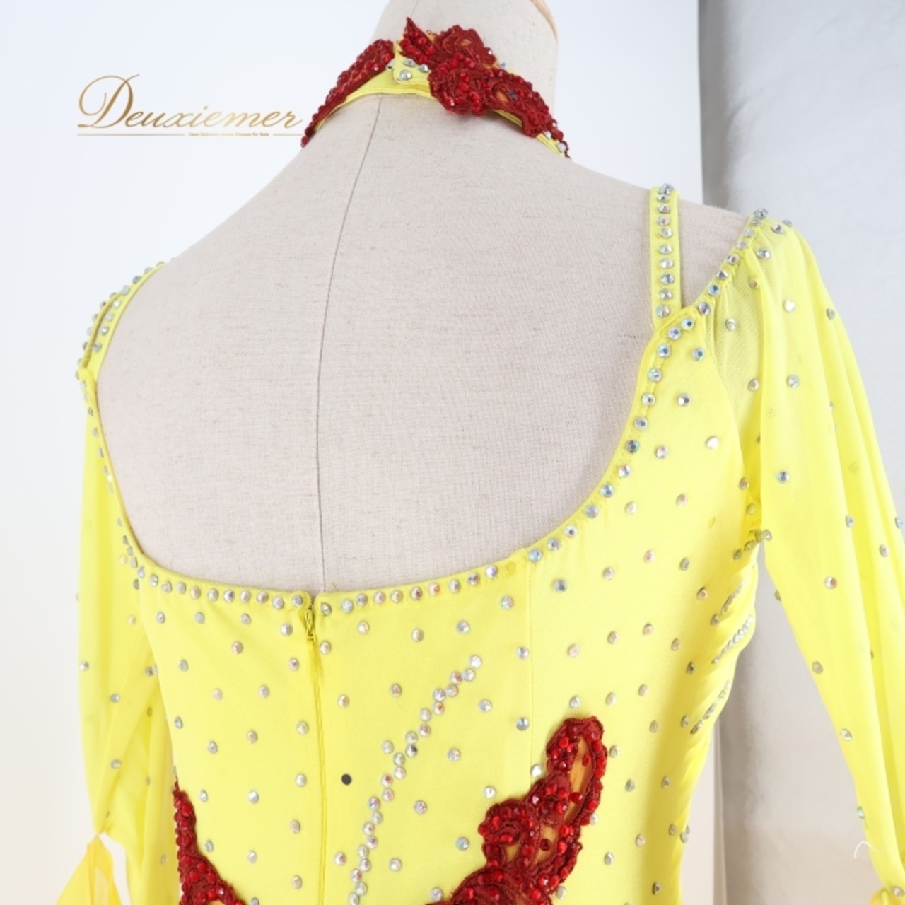 社交ダンス 衣装 スタンダードドレス ワンピース ドレス 黄色 フリル レース デモ 競技 ダンス パーティ 発表会 フロート 豪華 華やか 赤 ワインレッド イエロー系 レッド系 鮮やか フロート付き エレガント 舞台衣装 ダンス発表会 コンペティション