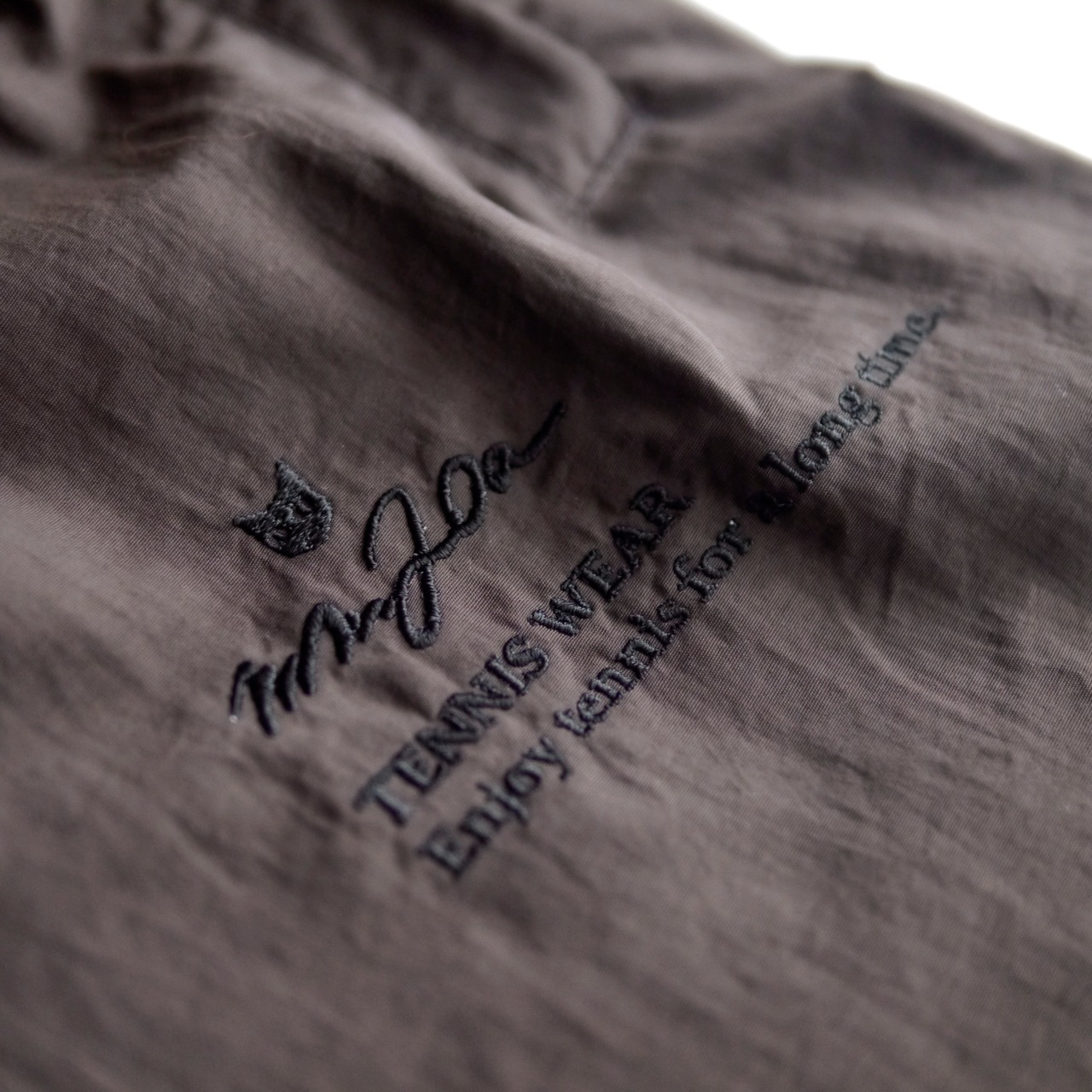 Slogan.コットンライクナイロンパンツ_ダークチョコレート