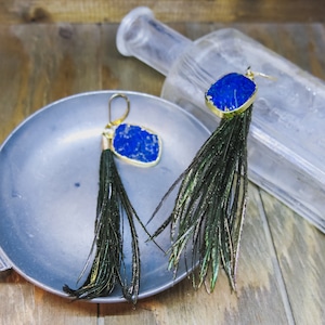 スライス ラピスラズリ×ピーコックフェザーのピアス