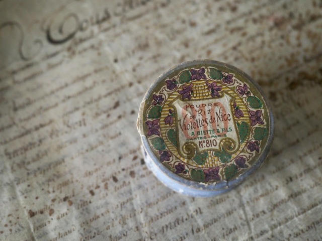 小さなパウダー入り紙箱