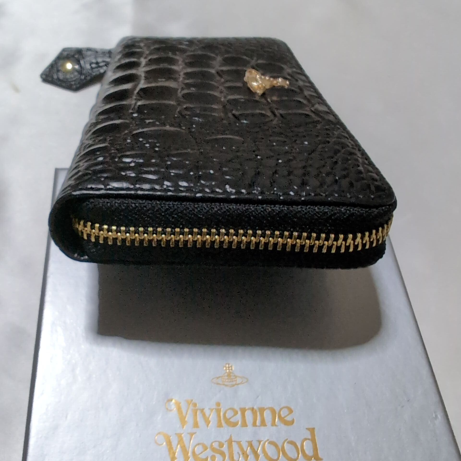 ヴィヴィアンウエストウッド ラウンドファスナー長財布 エンボス
