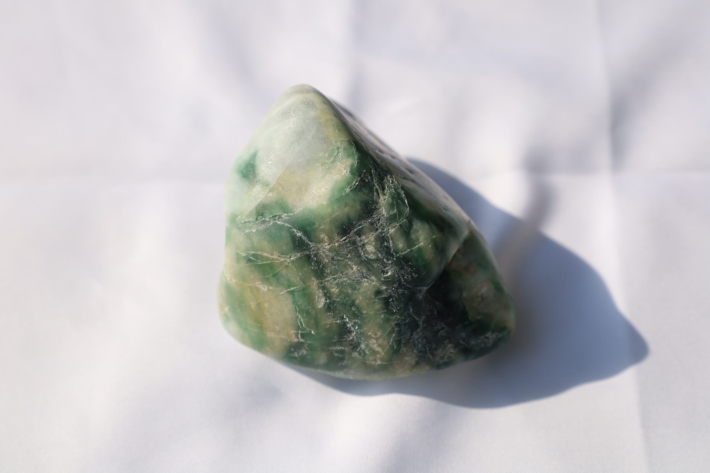 天然 ヒスイ 翡翠 ジェダイト 0.69ct ルース 珍しいカット 濃い緑 5月