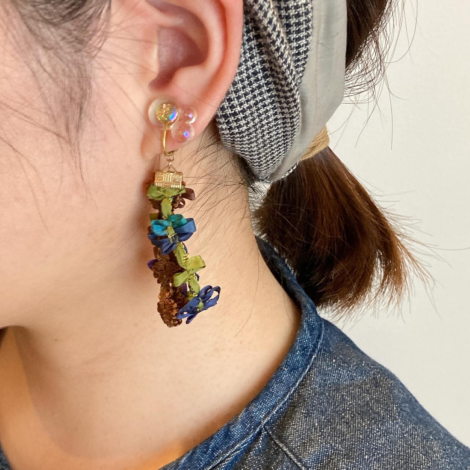 オーロラカボションとお花リボンのアシンメトリー〈ピアス/イヤリング