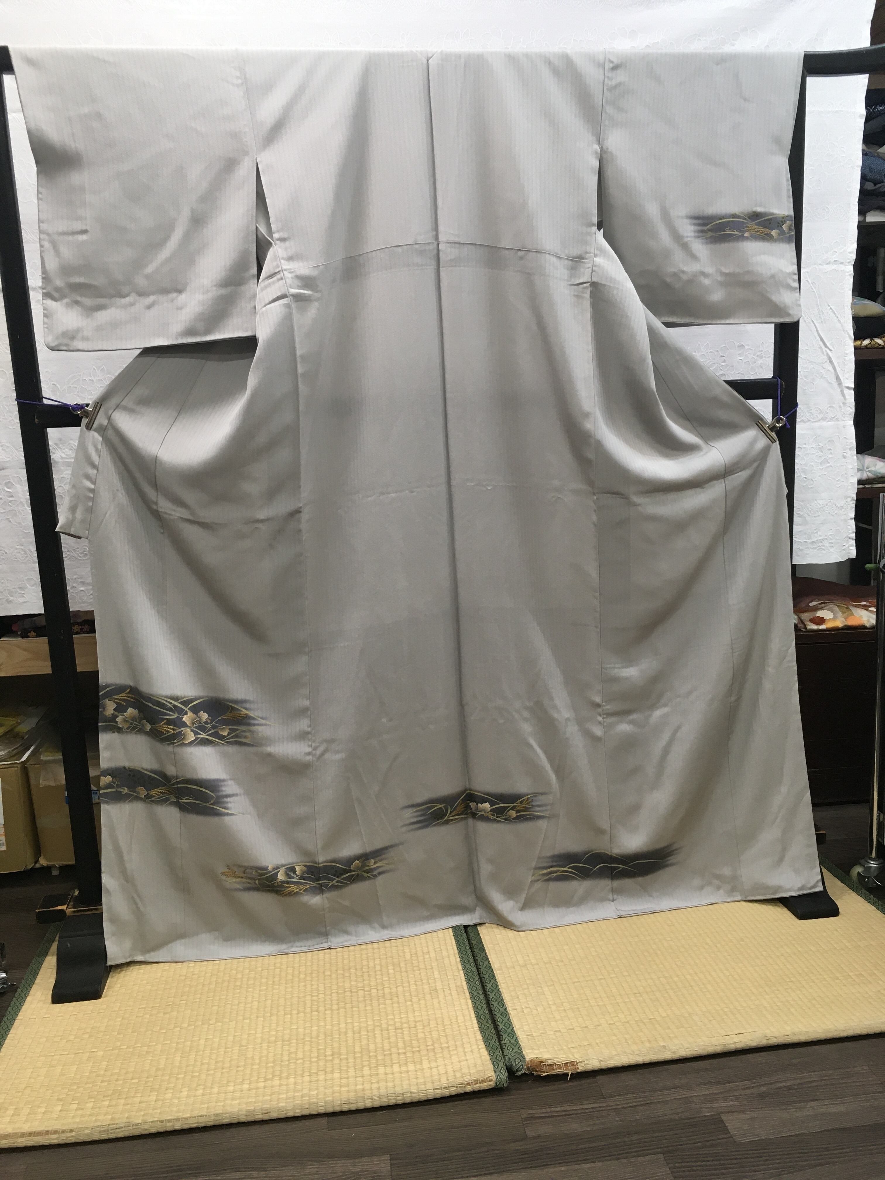 付下げ袴（うす青鼠地、鼠かすみに金の秋草）