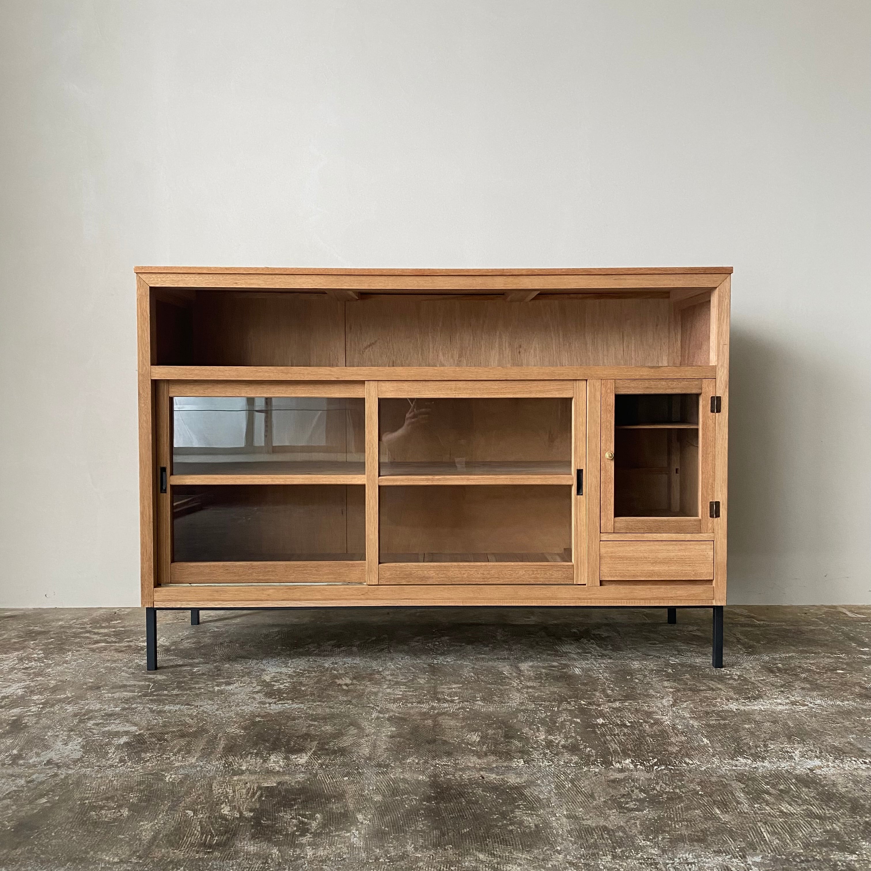 鉄脚のキャビネット　0944