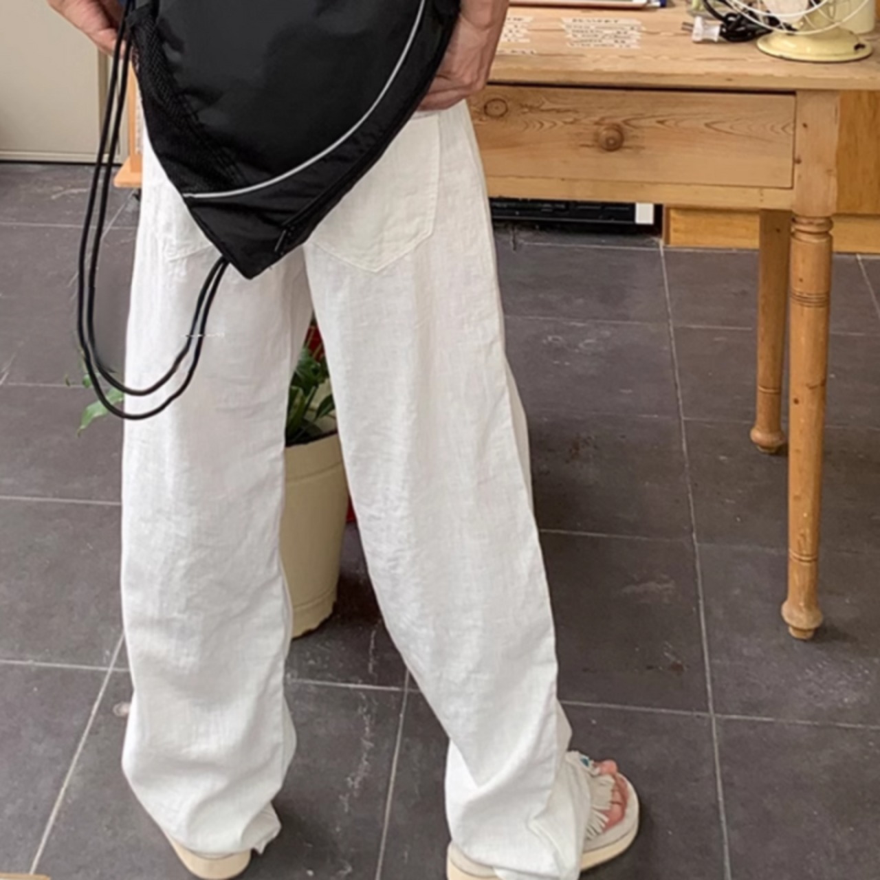 リネンライク薄軽ストレートカジュアルパンツ　0748