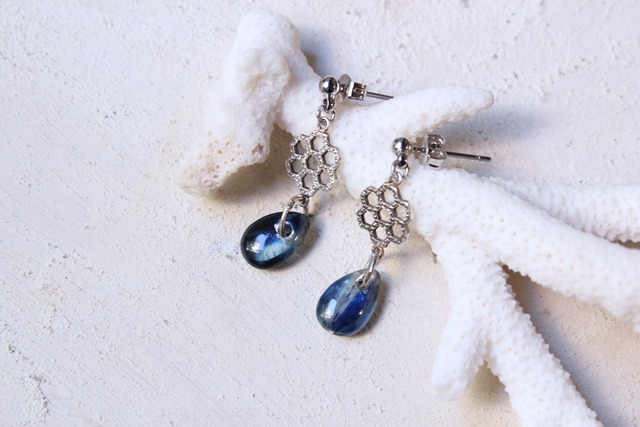 カイヤナイトの六角ピアス　