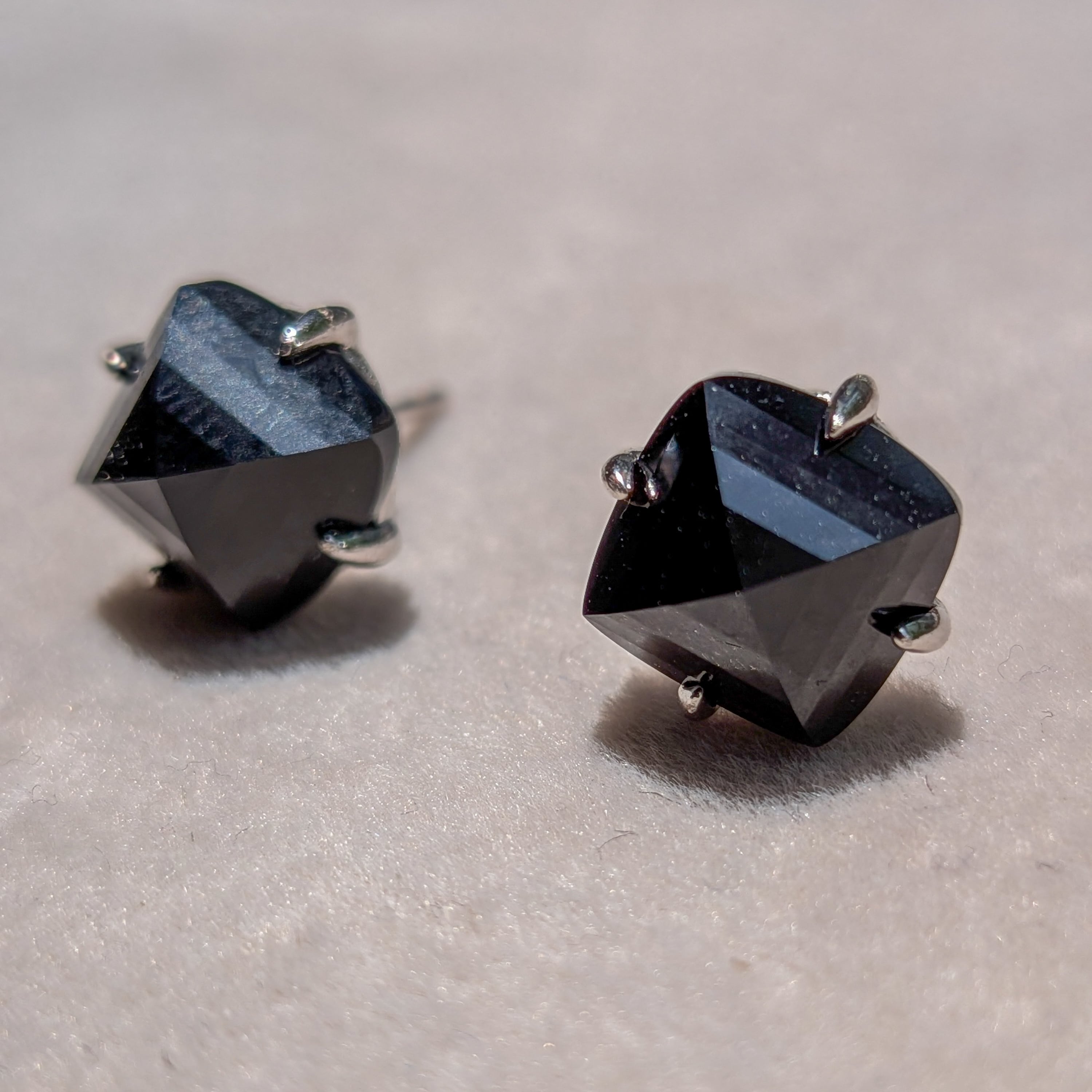 ブラックオニキス シュガーローフカット SV925ピアス（両耳セット