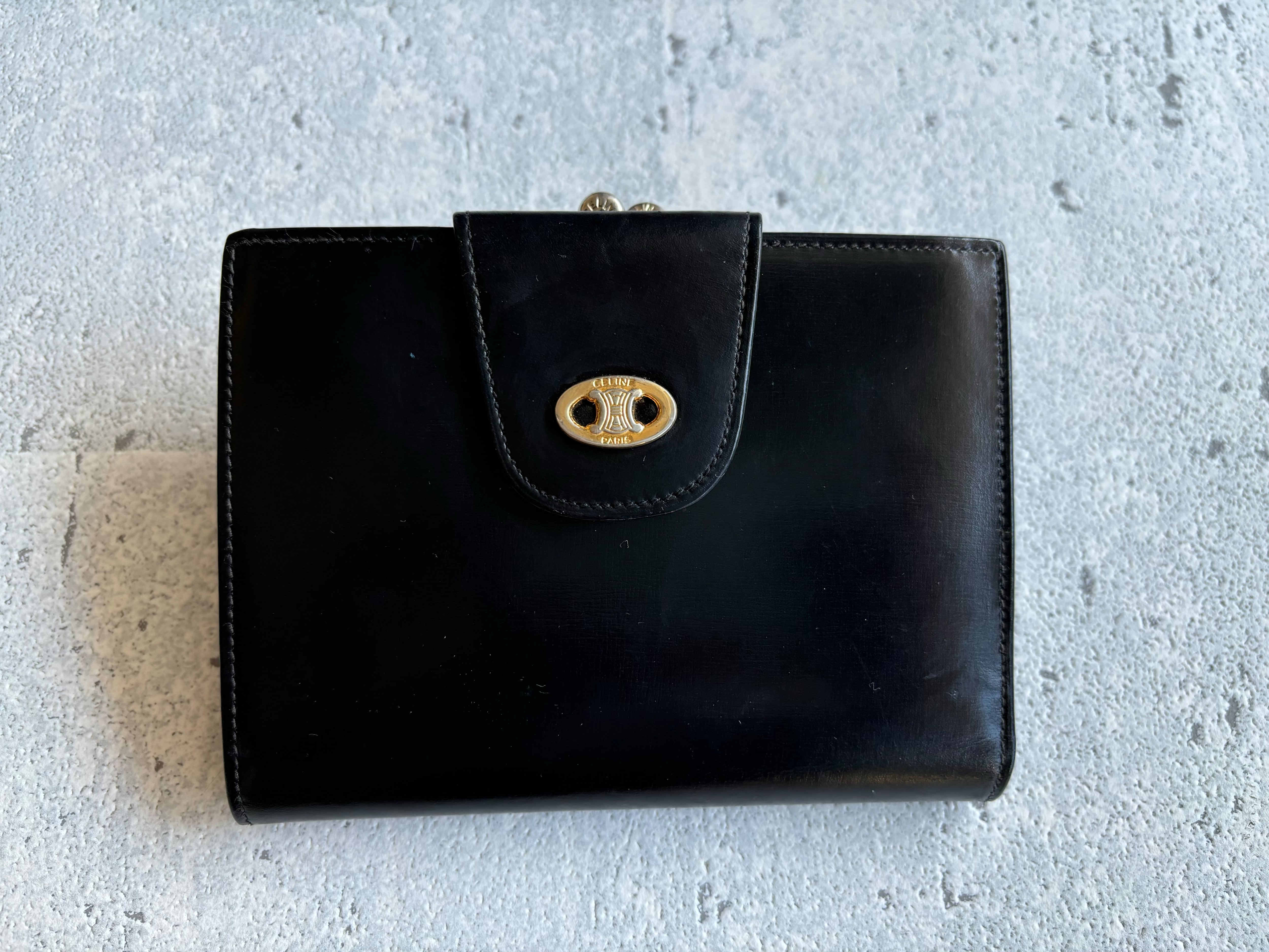 【美品】SELINE 二つ折り財布 がま口 レザー ゴールド 金具 ブラック CELINE フラップトリオンフ型押し レザーがま口財布 ブラック