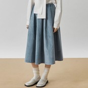 青の揺らぎを重ねる余白：プリーツミモレスカート《XU0281》