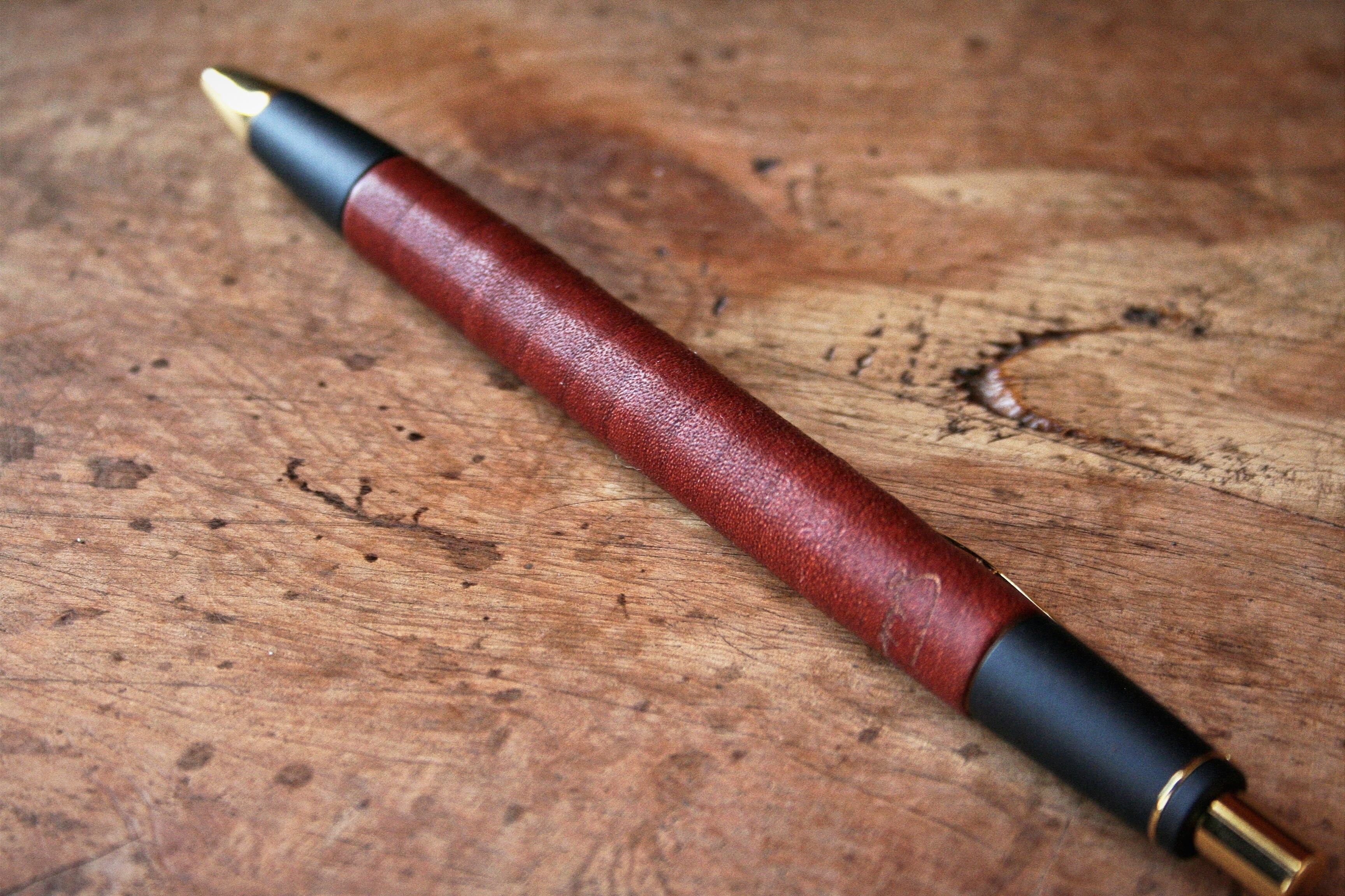 ☆不定期販売☆ 革軸ペン 【特上ヌメ革節目模様 ブラウン】 | Schicksal