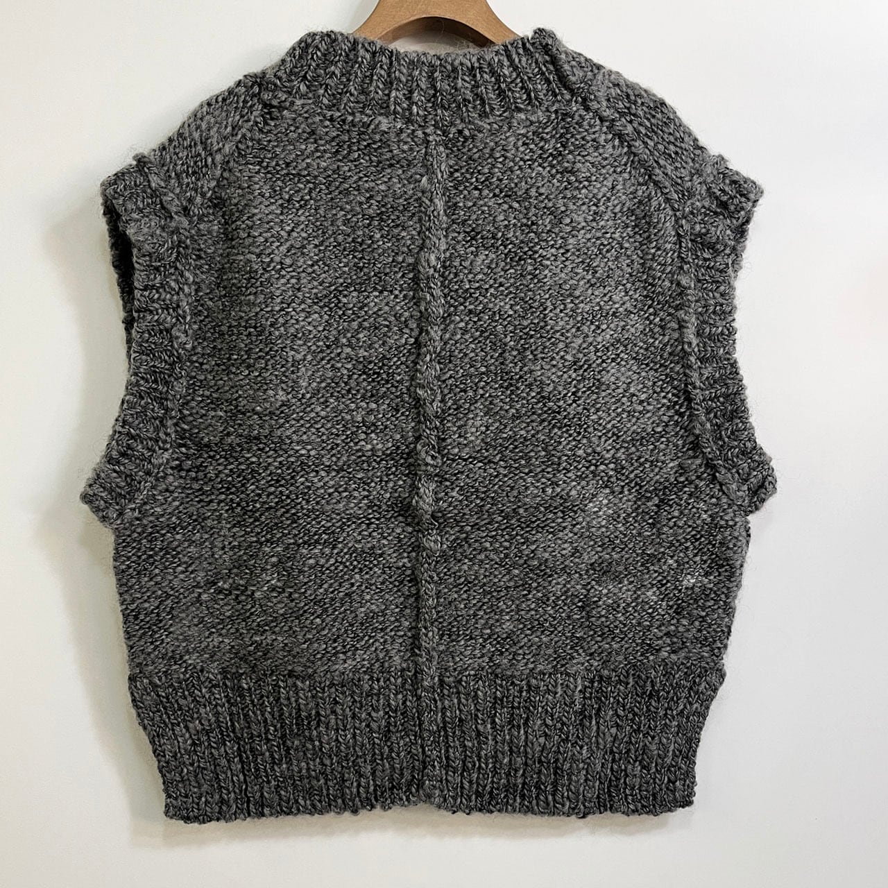 COMM.ARCH. コム・アーチ HAND FRAMED CHUNKY VEST 手横編み機