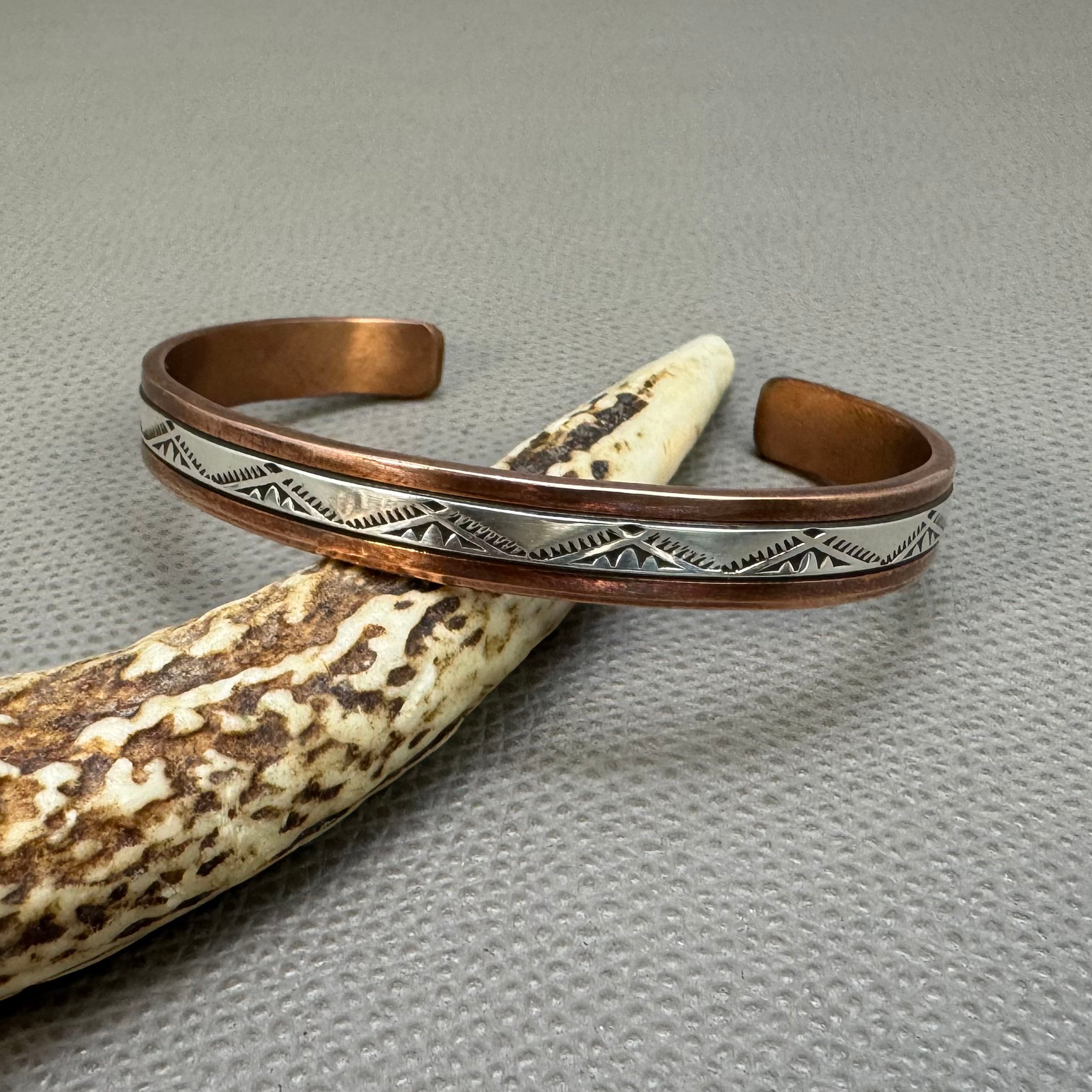 NAVAJO族 Kary Begay (キャリー・ビゲイ)作 シルバーバングル シルバー