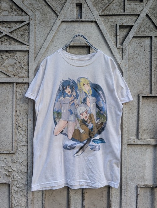 "ダンジョンに出会いを求めるのは間違っているだろうか" anime print tee