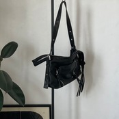 【受注予約：6月下旬入荷予定】zipper shoulder bag/ black