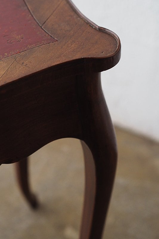 渋い赤色.革天板のサイドテーブル- leather top side table