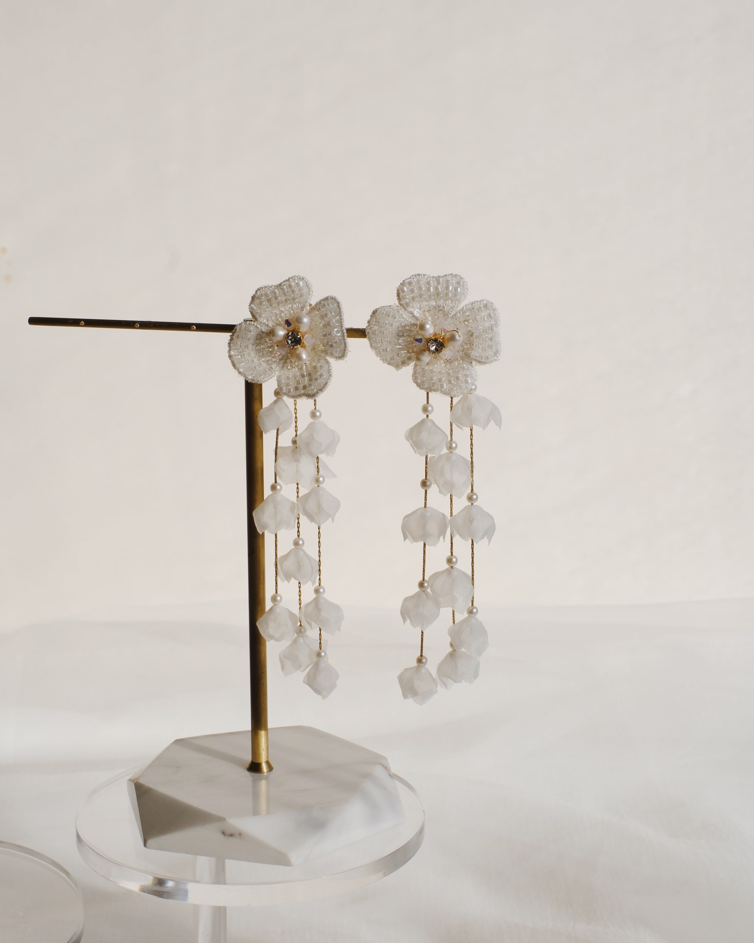 ブライダルイヤリング[PE-156] ホワイトフラワー × チェーン