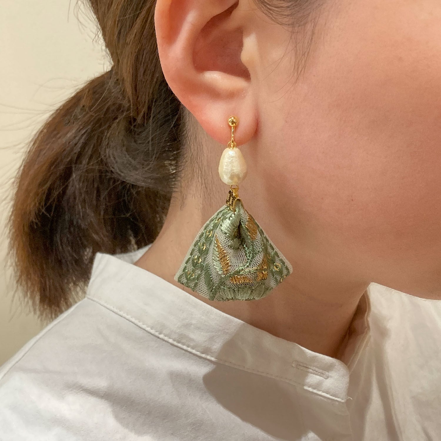 コットンパールとインド刺繍リボンタッセル〈ピアス/イヤリング