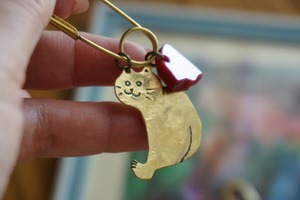 横山Chobu  真鍮と樹脂のブローチ  猫  レッド